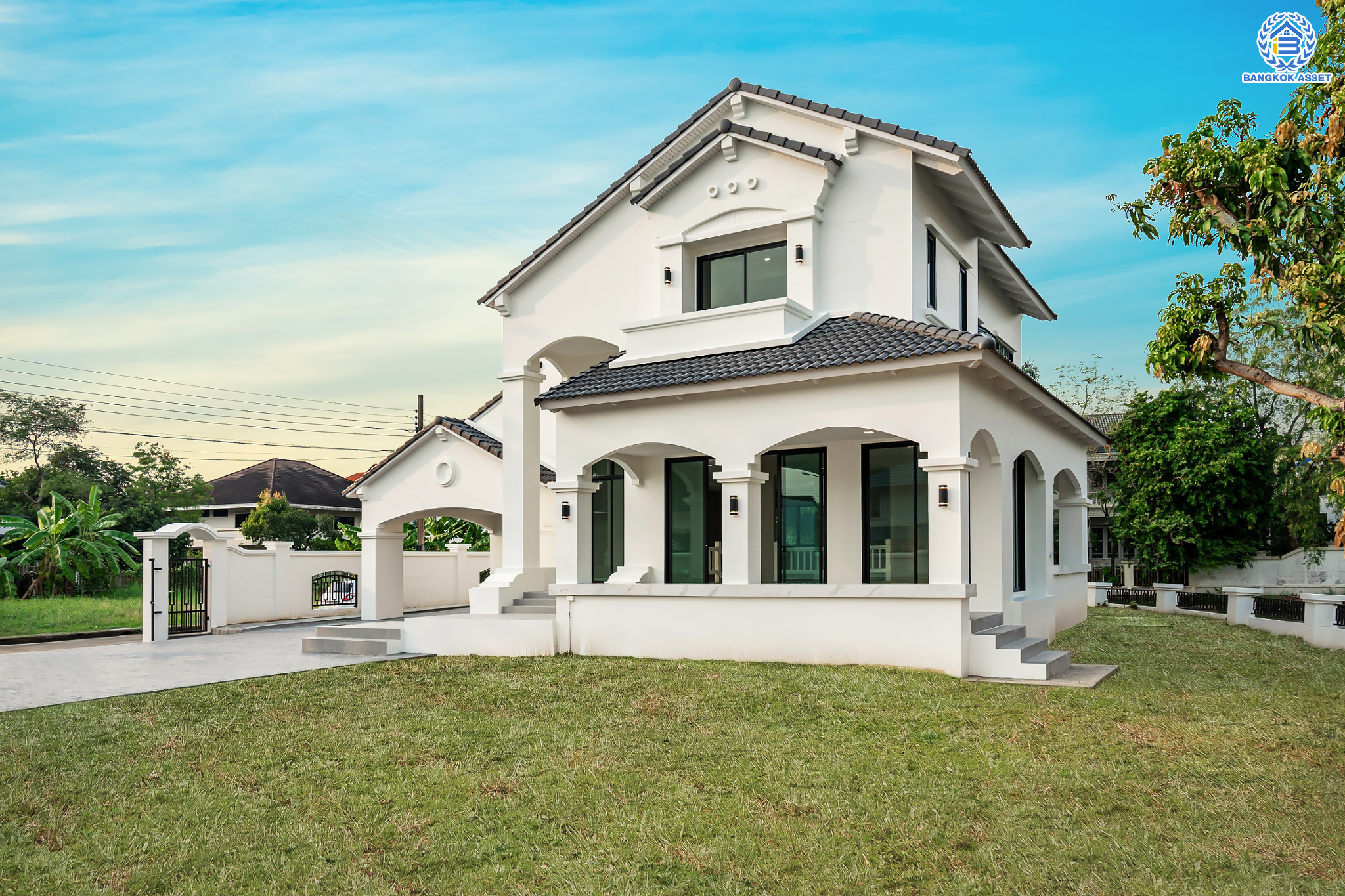 บ้านมือสองตกแต่งใหม่ ม.กฤษดานคร20 ปิ่นเกล้า-ติดถนนบรมราชชนนี เนื้อที่ 198 ตร.ว. บ้านเดี่ยวหลังใหญ่ ตกแต่งสุดหรูดีไซน์ยุโรป พร้อมฟังก์ชัน 4 ห้องนอน 4 ห้องน้ำ 1 ห้องแม่บ้าน จอดรถได้ 5 คัน บนทำเลเชื่อมต่อเมืองอย่างรวดเร็ว ใกล้ทางคู่ขนานลอยฟ้าบรมราชชนนี ทางด่วน "กาญจนาภิเษก" ม.มหิดล และเซ็นทรัลปิ่นเกล้า